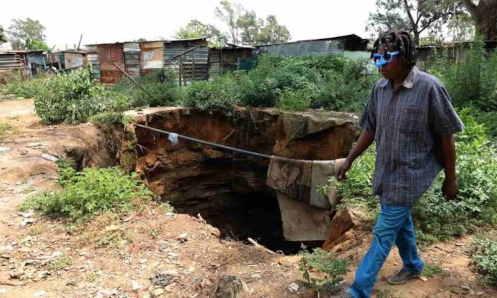 Residents at Boksburg informal settlement fear for safety as sinkhole expands