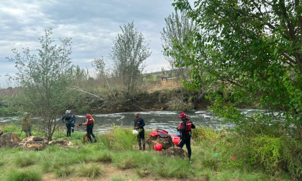 search for two swept away by the Kliprivier continues